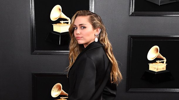 Miley Cyrus se retrouve topless sur scène !