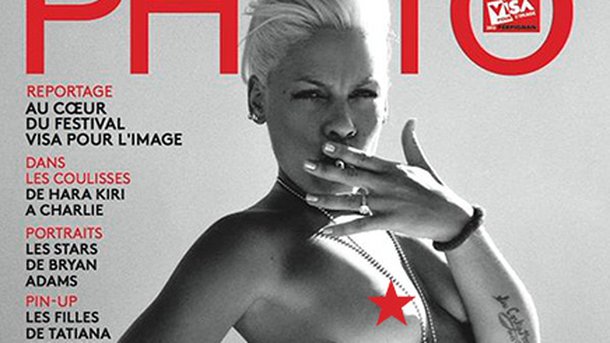 Pink : elle pose topless !