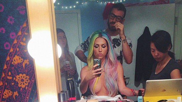 Kesha : topless en coulisses des VMAs !
