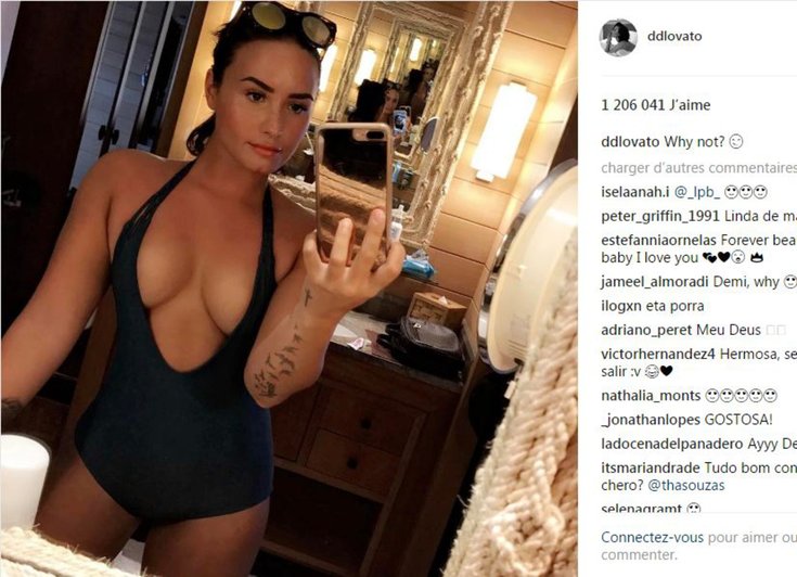Demi Lovato décolleté