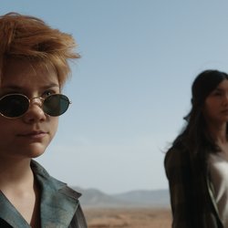 Sprite (Lia McHugh) et Sersi (Gemma Chan) dans "Les Eternels"