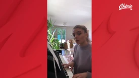 Maelle interprète “L’effet de masse” en live à la maison pour Chérie FM