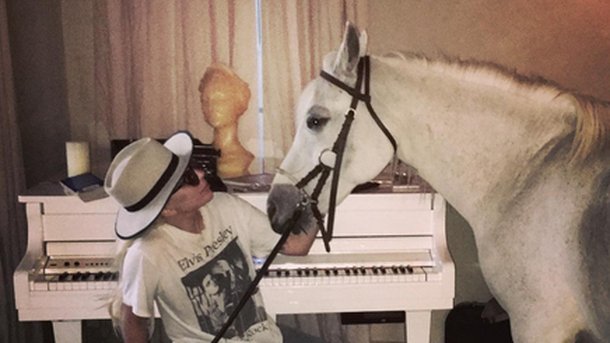 Lady Gaga joue du piano pour sa jument!