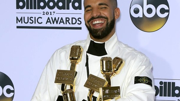 Drake offre à ses fans une visite guidée de sa résidence temporaire à Toronto