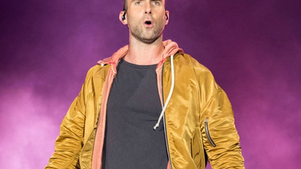 Adam Levine surprend une championne olympique en pleine interview!