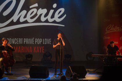 Marina Kaye sur la scène du Concert privé Pop Love