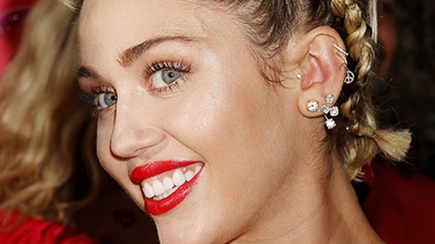 Miley Cyrus : se fait encore remarquer sur le tapis touge!