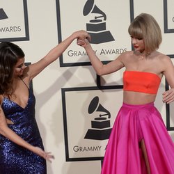 Selena Gomez et Taylor Swift sur le tapis rouge des Grammy Awards 2016