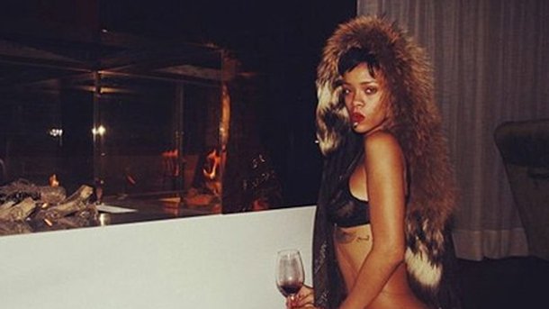 Rihanna : elle enlève le bas !