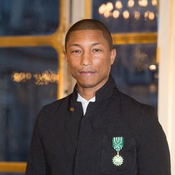 Pharrell Williams reçoit la médaille d'officier des arts et des lettres