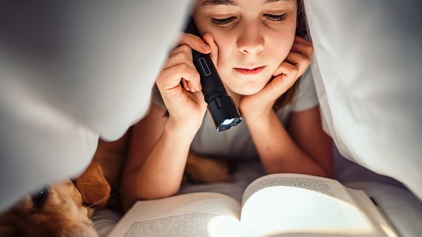 Les infos du Réveil Chérie : 60% des parents ont déjà surpris un de leurs enfants à lire le soir en cachette !