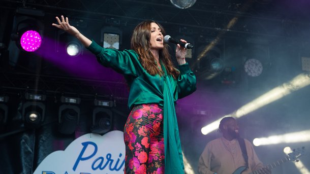 Jenifer chante pour le lancement d’Octobre Rose