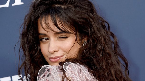 Camila Cabello tourne un nouveau clip en robe de mariée
