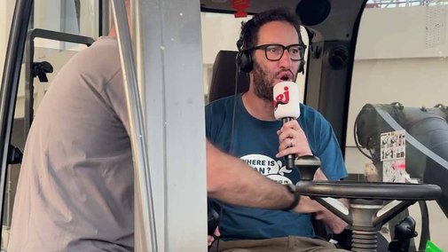 Manu conduit une pelleteuse !