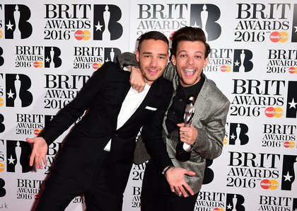 Louis Tomlinson et Liam Payne des One Direction arrivent aux Brit Awards 2016