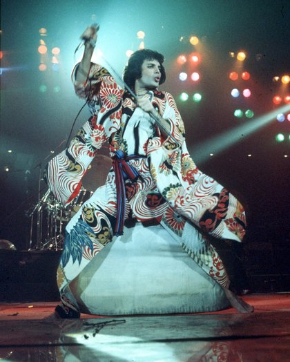 Freddie Mercury adopte un style japonisant