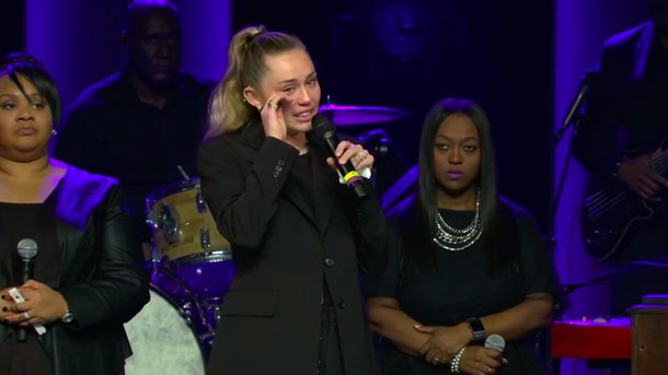 Miley Cyrus en larmes: son hommage émouvant à une ancienne candidate de The Voice décédée