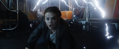Rachel (Holland Roden) dans un train souterrain électrifié dans le film "Escape Game  - Le Monde est un Piège"