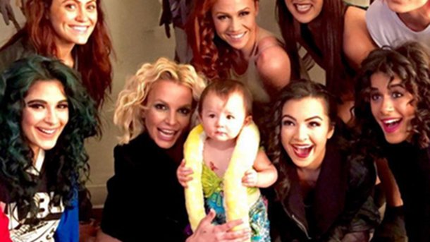 Britney Spears craque pour une petite fille dans son déguisement !