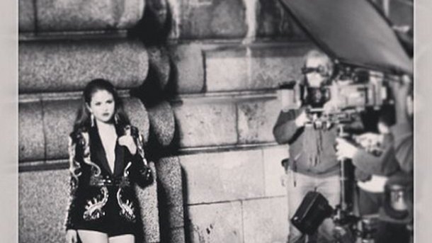 Selena Gomez : les coulisses de son clip parisien