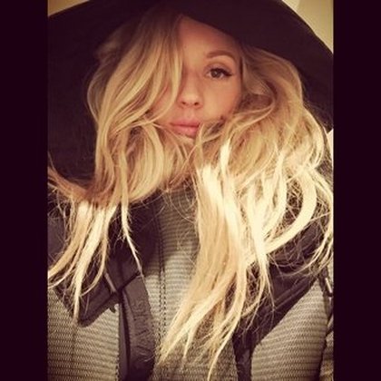 Ellie Goulding: Mahoosive coat alert