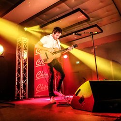 Vianney sur la scène du Concert privé Pop Love