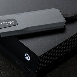 HyperX Savage EXO, un SSD externe qui se branche via un câble USB (un peu court) à une console ou un PC.