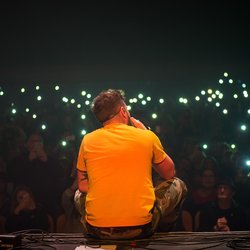 Moment intime entre Claudio Capéo et le public lors du Concert privé Pop Love de Trélazé