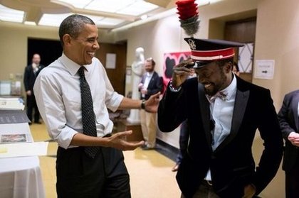 Will.i.am: je suis prêt pour l'inauguration...mais je ne pense pas que je vais porter ce chapeau. barackobama me l'a fait essayer...NON JE PEUX PAS 