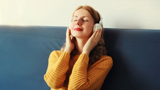 Les infos du Réveil Chérie : si vous adorez écouter en boucle les mêmes chansons, la science sait pourquoi !