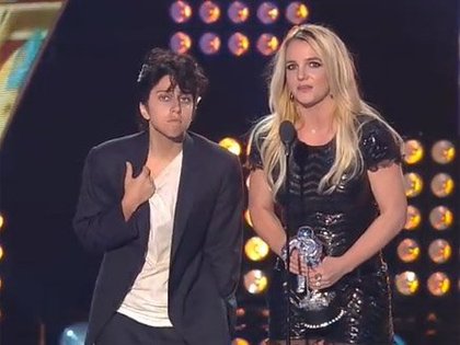 Lady Gaga drague Britney Spears lors des VMA déguisée en Joe Calderone