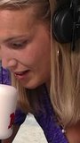 Lorenza renverse son café en direct !