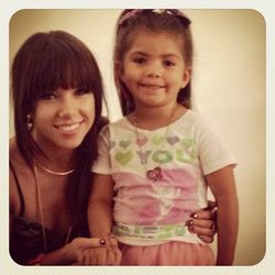 Carly Rae Jepsen avec une jeune fan avant son concert à Los Angeles!