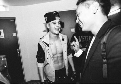 Justin Bieber ‏: bonne chance à mon frère  @jonmchu pour son film GIJoe qui sort la semaine prochaine. On a quelque chose pour vous qui arrive. 