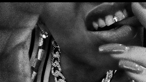 Rihanna : un nouveau piercing... sur la dent!