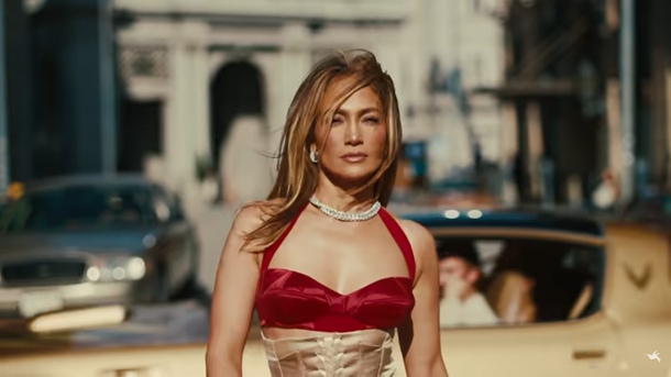 Jennifer Lopez s’amuse dans le nouveau clip de « Can't Get Enough » (feat. Latto)
