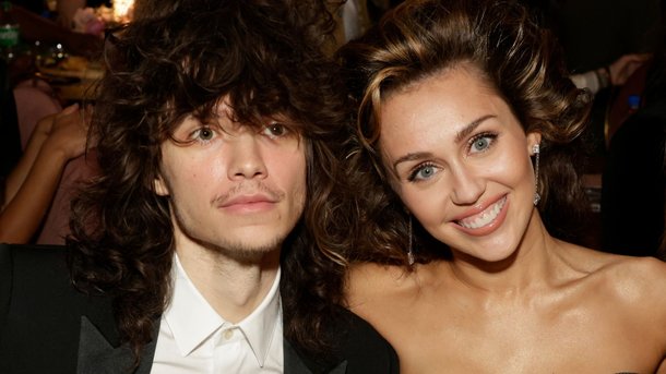 Grammy Awards 2024 : Miley Cyrus et son chéri partagent leur premier bisou public