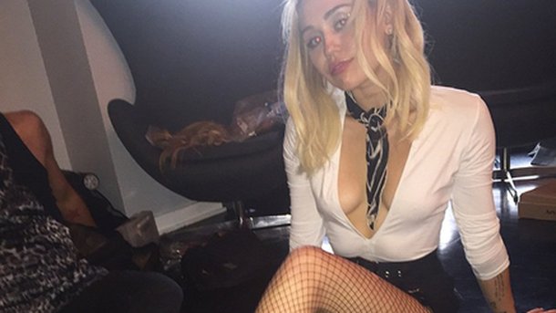 Miley Cyrus topless sur Instagram... les photos très sexy!