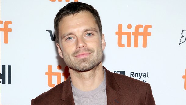 Sebastian Stan se met à nu pour la promo du film «Monday»