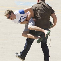 Niall Horan s'amuse avec l'homme de la sécu au Allphones Arena,Sydney, Australie le 26 Octobre 2013. 