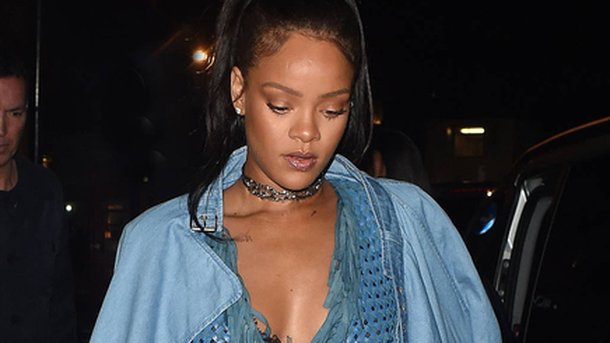 Rihanna : sa réaction géniale quand on lui lance un soutien-gorge sur scène!
