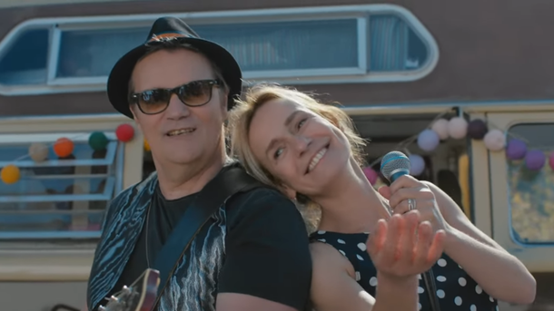 Axel Bauer invite Sandrine Bonnaire dans son nouveau clip