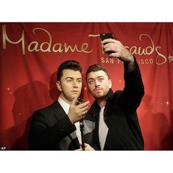 Sam Smith lors de l'inauguration de sa statue de cire à San Fransisco