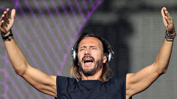 Bob Sinclar pose nu et enflamme la Toile