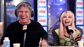 Victoria Abril et Lionnel Astier font le pitch de leur pièce "Drôle de genre"