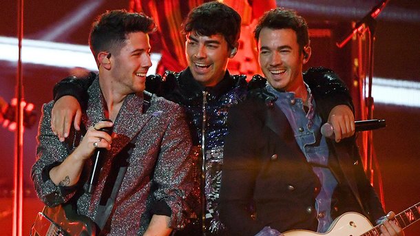 Les Jonas Brothers annoncent leur tournée européenne avec un concert à Paris