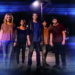 De gauche à droite: Virginia Gardner (Christina), Sofia Black-D'Elia (Jessie), Jonny Weston (David Raskin), Allen Evangelista (Adam Le), et Sam Lerner (Quinn Goldberg) dans Projet Almanac