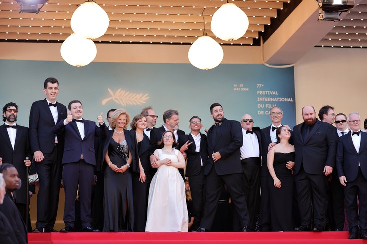Artus, Clovis Cornillac, Marc Riso et tout le casting d''Un p'tit truc en plus' sur le tapis rouge de la 77ème édition du Festival de Cannes, le 22 mai 2024