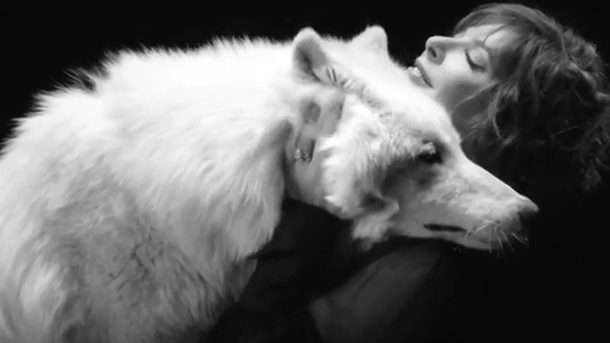 Mylène Farmer dévoile un clip tendre et sensuel "Des Larmes" avec Stanley Weber