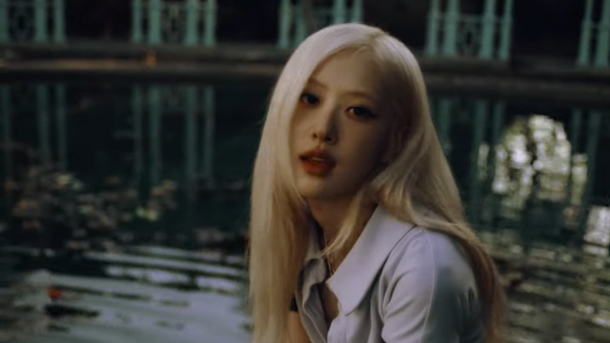 Rosé se raconte dans son album solo attendu "rosie"